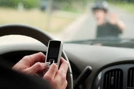 Dùng tay sử dụng điện thoại khi lái xe có bị xử phạt?